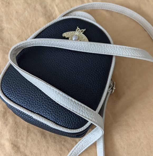 Black White Faux Pebbled Leather Bumblebee Gold Crossbody Handbag Small Purse - Picture 7 of 7